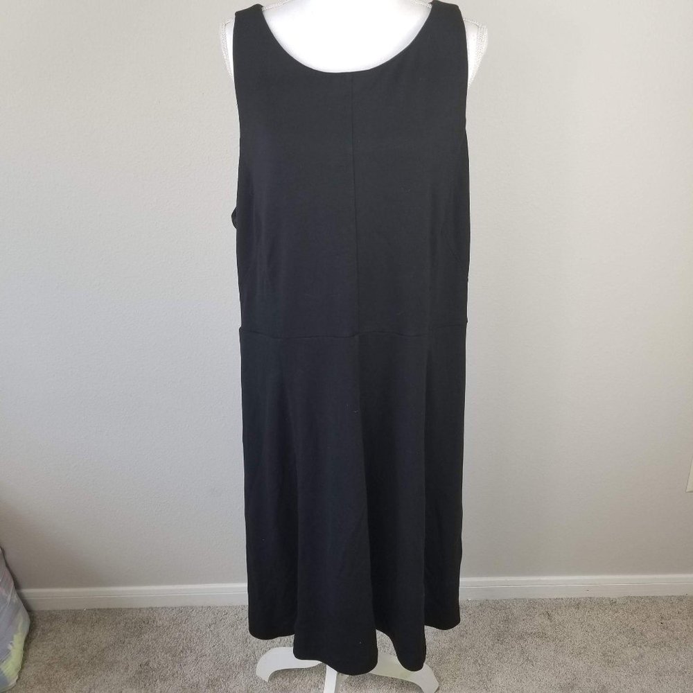 Loft / 18 / Zipper Back Crew Neck Little Black Dre